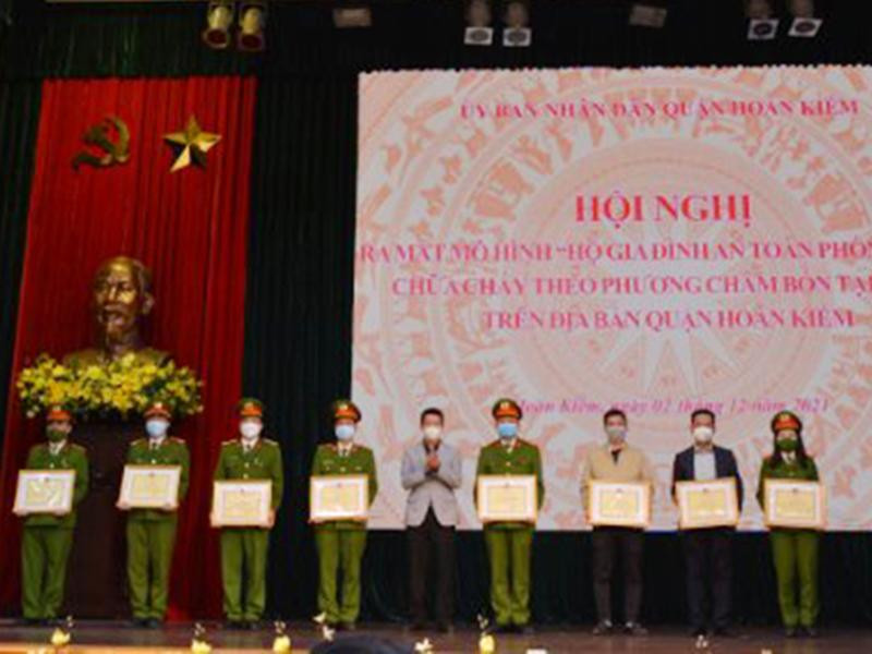 Các tập thể, cá nhân quận Hoàn Kiếm được khen thưởng trong quá trình thực hiện tốt nhiệm vụ PCCC trên địa bàn