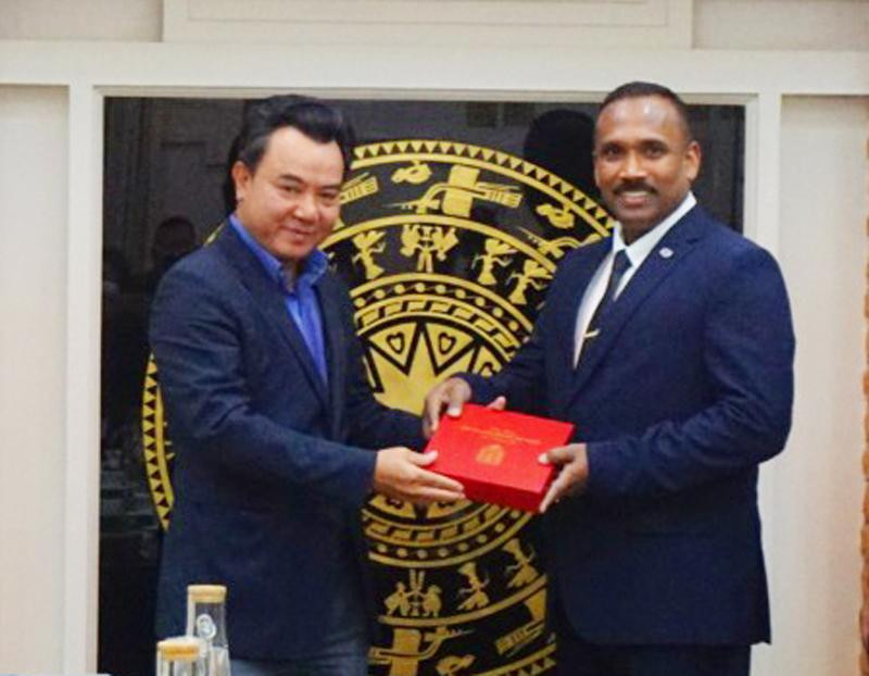 Thiếu tướng Nguyễn Anh Tuấn, Phó Giám đốc CATP Hà Nội trao tặng lưu niệm cho Ngài Ananda Alokabandara - Cố vấn an ninh khu vực của UNDSS (Cục An ninh an toàn Liên Hợp Quốc tại Việt Nam)