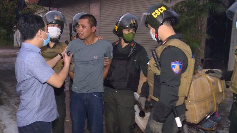 Lực lượng Công an vây bắt đối tượng trong đường dây vận chuyển ma túy cực lớn