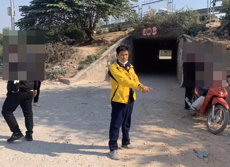 Cơ quan Công an dẫn giải đối tượng Dường dựng hiện trường các vụ cướp giật tài sản