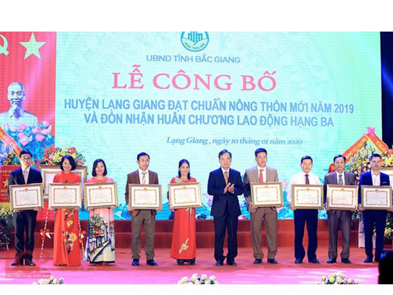 Huyện Lạng Giang được công nhận đạt chuẩn Nông thôn mới và đón nhận Huân chương lao động hạng ba