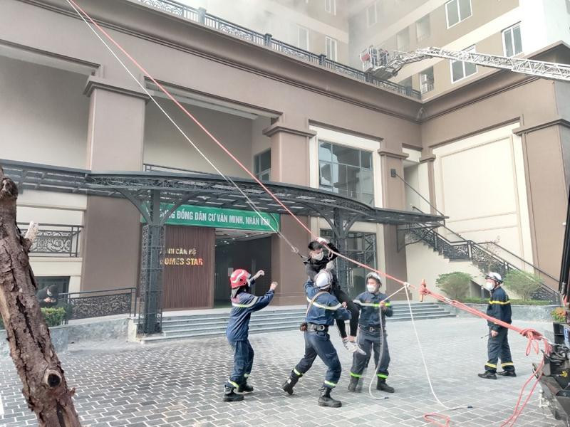 Các lực lượng triển khai đội hình cầu dây nghiêng, đưa người bị mắc kẹt tại tầng 5, 6 của toà nhà xuống khu vực an toàn trong tình huống giả định