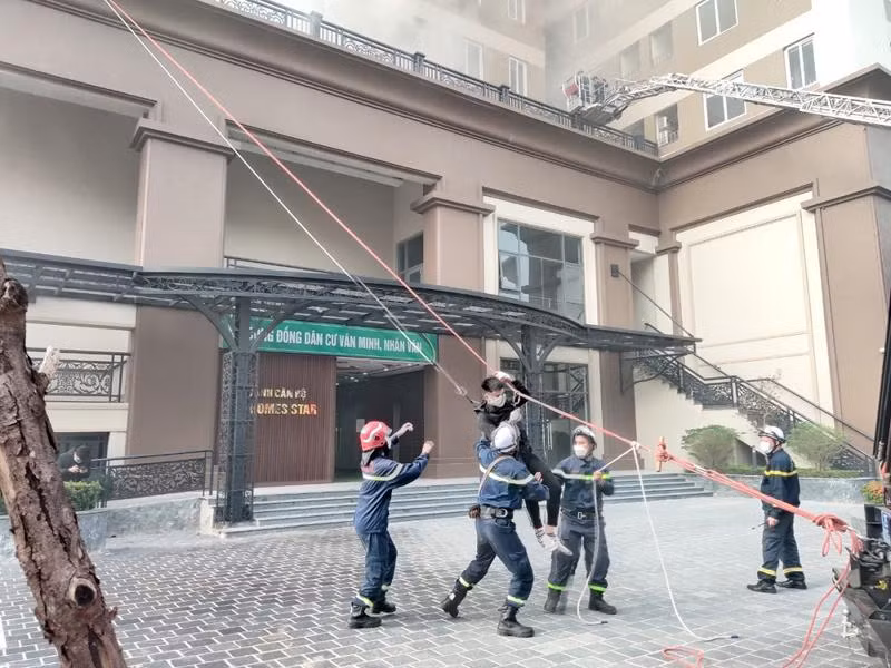 Các lực lượng triển khai đội hình cầu dây nghiêng, đưa người bị mắc kẹt tại tầng 5, 6 của toà nhà xuống khu vực an toàn trong tình huống giả định