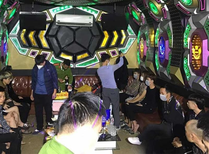Cơ quan Công an kiểm tra phát hiện nhóm đối tượng sử dụng ma túy trong quán karaoke Cơ quan Công an kiểm tra phát hiện nhóm đối tượng sử dụng ma túy trong quán karaoke