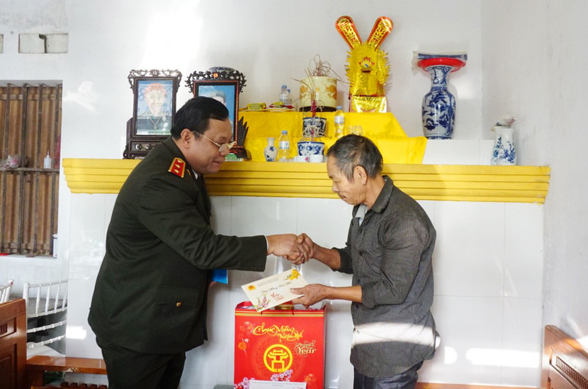 Trung tướng Nguyễn Hải Trung - Ủy viên Ban Thường vụ Thành ủy, Bí thư Đảng ủy, Giám đốc CATP Hà Nội đến thăm, tặng quà chúc Tết gia đình ông Hà Văn Chè