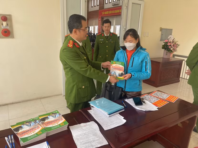 Đội Kỹ thuật hình sự - CAQ Tây Hồ tặng sổ tay trang bị kỹ năng phòng chống tội phạm Đội Kỹ thuật hình sự - CAQ Tây Hồ tặng sổ tay trang bị kỹ năng phòng chống tội phạm