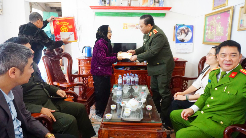 Trung tướng Nguyễn Hải Trung tặng quà, chúc Tết gia đình mẹ Nguyễn Thị Thinh