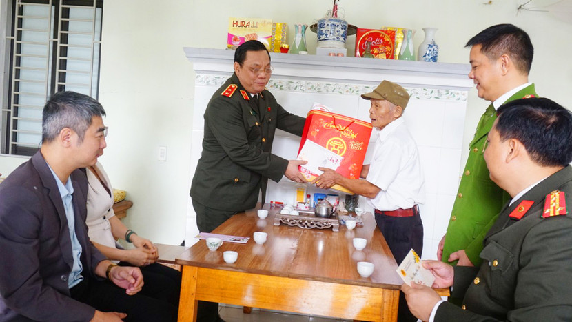 Trung tướng Nguyễn Hải Trung đến thăm, tặng quà chúc Tết gia đình ông Vũ Văn Phiến