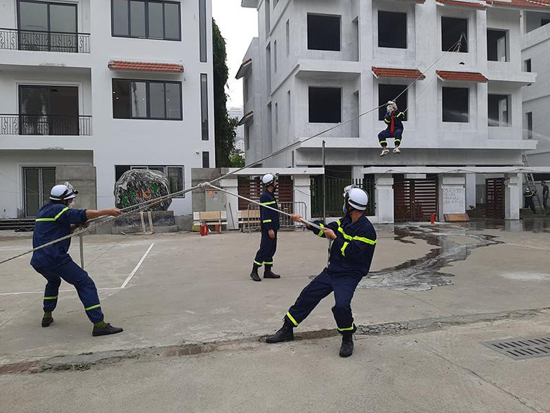 Lực lượng Cảnh sát PCCC và CNCH, CAQ Nam Từ Liêm phối hợp thực tập phương án chữa cháy, cứu nạn tại khu dân cư phường Mỹ Đình 1