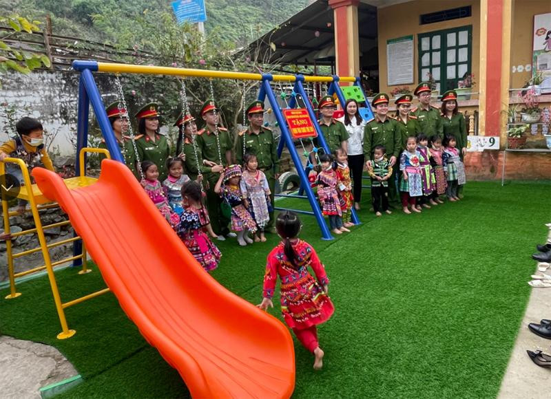 Thành quả của ĐVTN và Hội phụ nữ tạo dựng sân vui chơi, giải trí cho các cháu trường mầm non Thành quả của ĐVTN và Hội phụ nữ tạo dựng sân vui chơi, giải trí cho các cháu trường mầm non