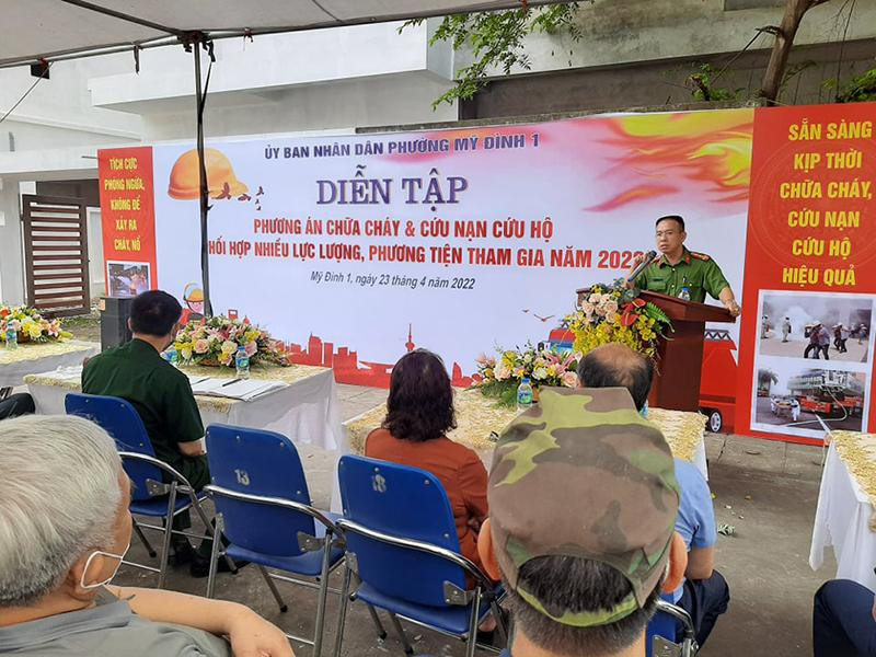 Đại tá Tô Mạnh Thắng, Phó Trưởng CAQ Nam Từ Liêm phát biểu tại buổi diễn tập PCCC và CNCH tại phường Mỹ Đình 1