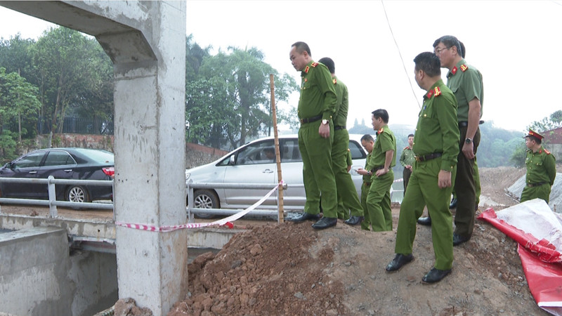 Đoàn công tác kiểm tra thực tế tại sông Cầu Bây và cống thủy lợi Bắc Hưng Hải