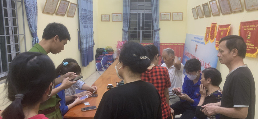 lực lượng Công an phối hợp cùng lực lượng đoàn viên thanh niên kết hợp hướng dẫn người dân cài đặt ứng dụng VNID định danh điện tử cũng đã hướng dẫn cho người dân cài đặt ứng dụng báo cháy 114