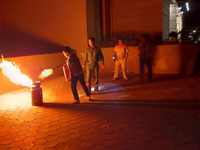 Lực lượng Cảnh sát PCCC và CNCH tuyên truyền, trang bị kỹ năng chữa cháy, thoát nạn cho người dân Lực lượng Cảnh sát PCCC và CNCH tuyên truyền, trang bị kỹ năng chữa cháy, thoát nạn cho người dân