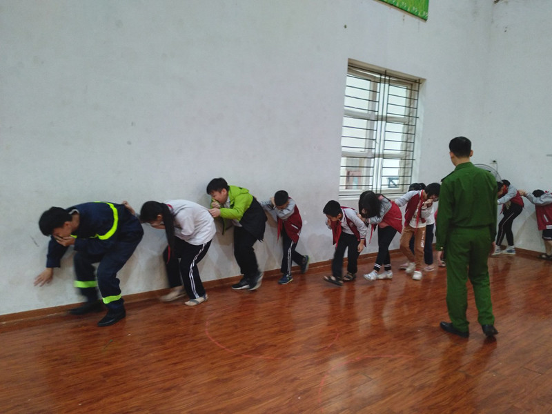 Cảnh sát PCCC và CNCH - CAQ Tây Hồ hướng dẫn kỹ năng cho học sinh