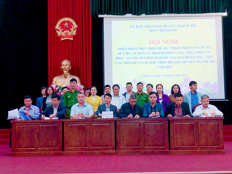 Đại diện các đơn ký cam kết thực hiện đúng lộ trình, chịu trách nhiệm trong quá trình triển khai Đề án 06/CP Đại diện các đơn ký cam kết thực hiện đúng lộ trình, chịu trách nhiệm trong quá trình triển khai Đề án 06/CP