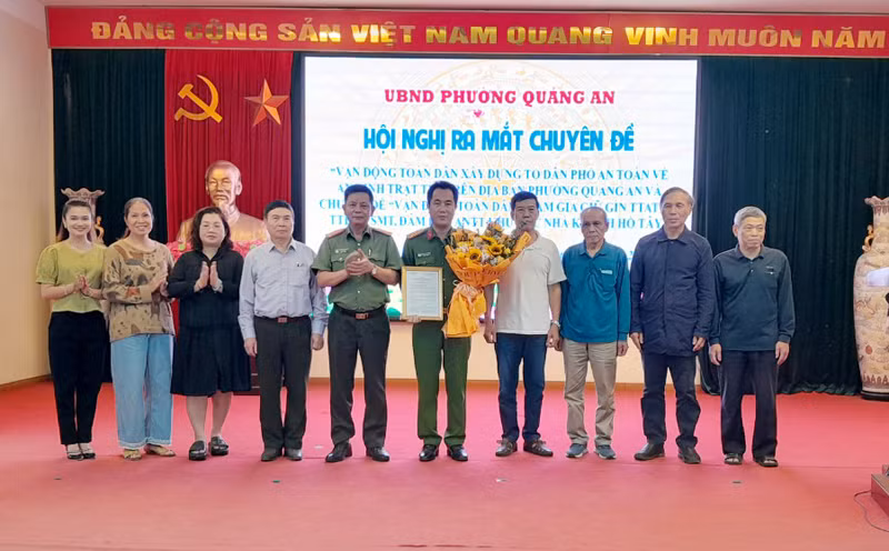 Lễ ra mắt “Vận động toàn dân đoàn kết xây dựng tổ dân phố an toàn về an ninh, trật tự” và “Vận động toàn dân tham gia giữ gìn TTATGT - TTĐT - VSMT, đảm bảo ANTT khu vực nhà khách Hồ Tây”. Lễ ra mắt “Vận động toàn dân đoàn kết xây dựng tổ dân phố an toàn về an ninh, trật tự” và “Vận động toàn dân tham gia giữ gìn TTATGT - TTĐT - VSMT, đảm bảo ANTT khu vực nhà khách Hồ Tây”.