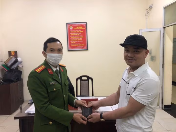 Công an phường Thành Công trao lại tài sản cho chủ nhân đánh rơi Công an phường Thành Công trao lại tài sản cho chủ nhân đánh rơi