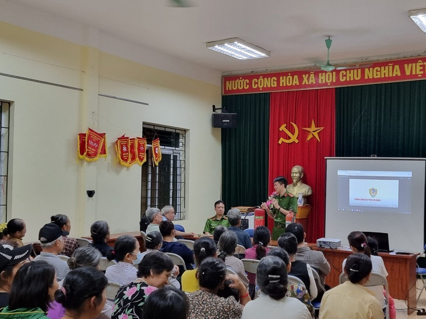 Công an huyện Gia Lâm tuyên truyền an toàn PCCC và CNCH cho người dân