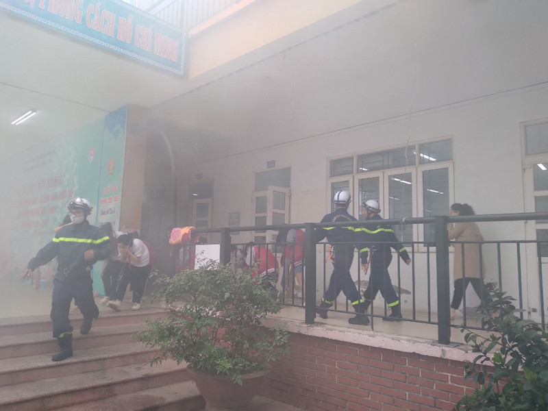 Tình huống diễn tập xảy cháy để các học sinh trải nghiệm