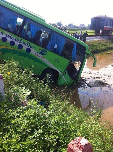 Xe chở cán bộ Lạng Sơn đi tham quan bị tàu hỏa đâm ảnh 2