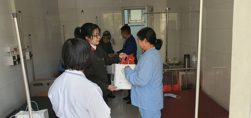 Đoàn công tác tặng quà chúc các bệnh nhân nhanh chóng hồi phục sức khoẻ