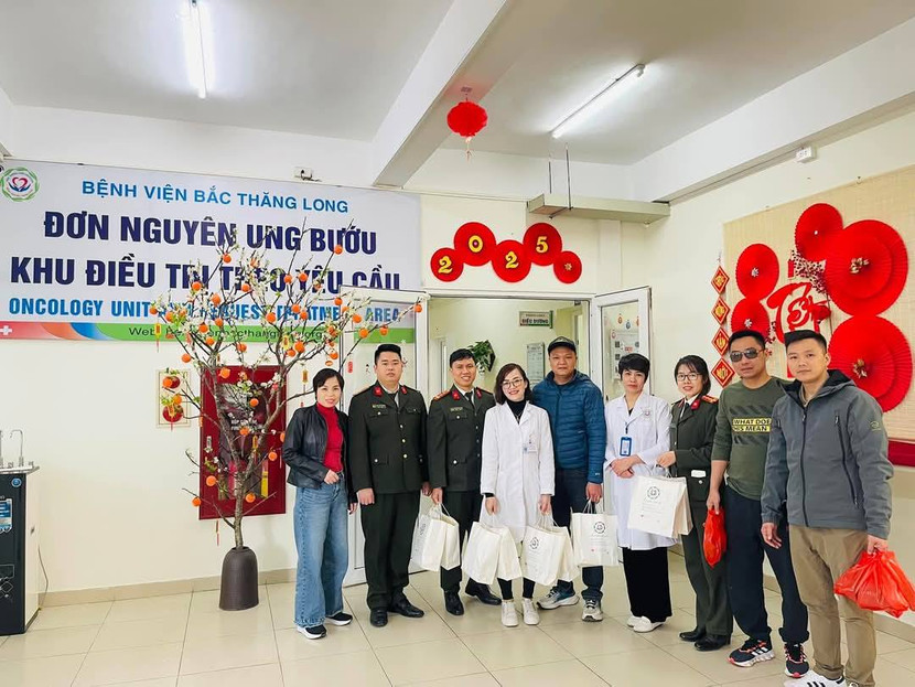 Công an huyện Đông Anh phối hợp tổ chức “Tết sẻ chia” đến bệnh nhân và người neo đơn, khuyết tật