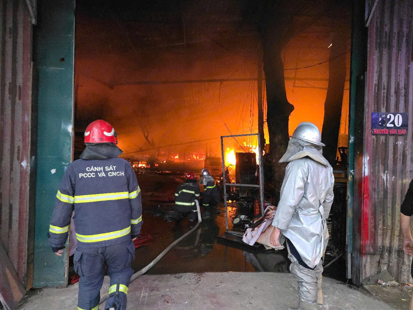 Cảnh sát PCCC&CNCH tiếp cận xử lý cháy lan Cảnh sát PCCC&CNCH tiếp cận xử lý cháy lan