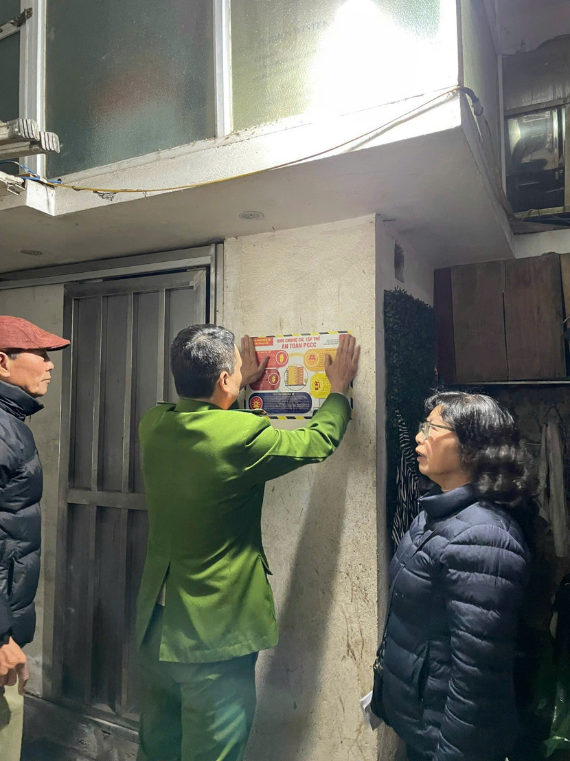 CAQ Hoàn Kiếm tuyên truyền người dân nâng cao ý thức an toàn PCCC màu hanh khô CAQ Hoàn Kiếm tuyên truyền người dân nâng cao ý thức an toàn PCCC màu hanh khô