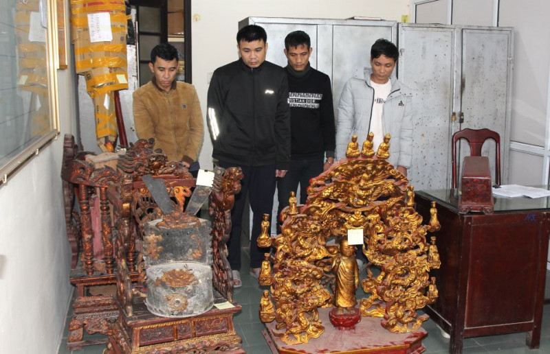 Nhóm đối tượng do Trang cầm đầu cùng các tang vật... Nhóm đối tượng do Trang cầm đầu cùng các tang vật...