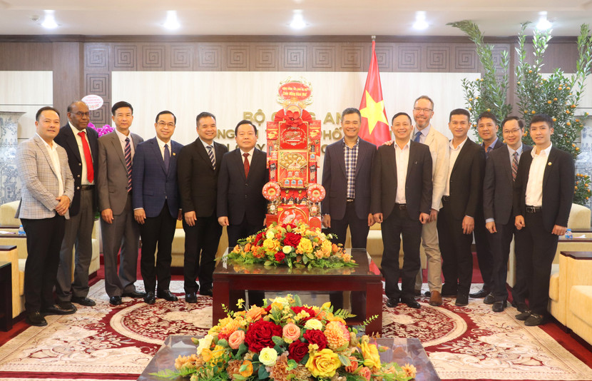 Cộng đồng Tin lành Hà Nội tặng hoa chúc mừng năm mới CATP Hà Nội