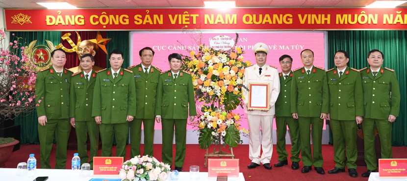 Thừa ủy quyền của lãnh đạo Bộ Công an, Trung tướng Nguyễn Văn Viện đã trao quyết định và tặng hoa chúc mừng Đại tá Lê Văn Đàm