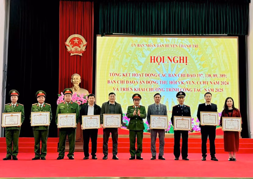 Các tập thể, cá nhân được khen thưởng trong công tác bảo vệ an ninh Quốc gia, đảm bảo trật tự an toàn xã hội, đấu tranh phòng, chống các loại tội phạm và vi phạm pháp luật, đảm bảo trật tự an toàn giao thông, trật tự văn minh đô thị trên địa bàn huyện Thanh Trì