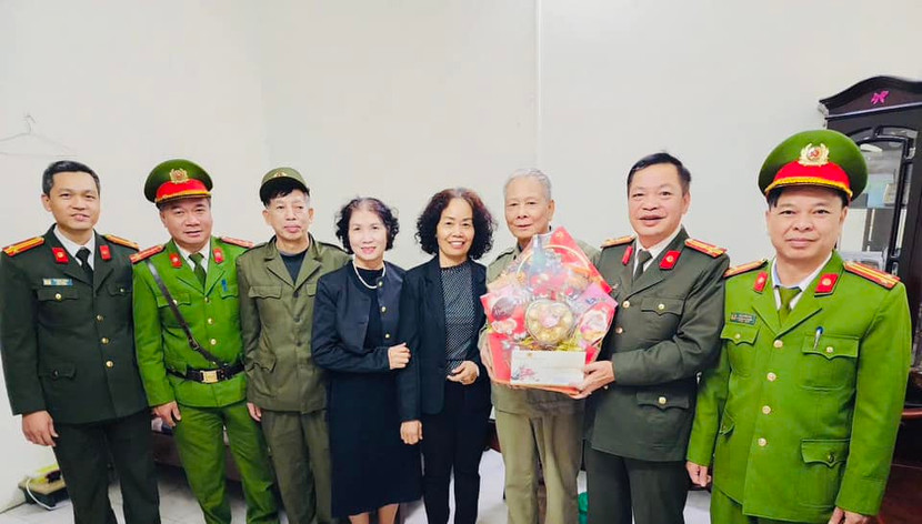 Thượng tá Bùi Quốc Khánh - Phó trưởng Công an quận Tây Hồ tặng quà lực lượng bảo vệ ANTT ở cơ sở Thượng tá Bùi Quốc Khánh - Phó trưởng Công an quận Tây Hồ tặng quà lực lượng bảo vệ ANTT ở cơ sở