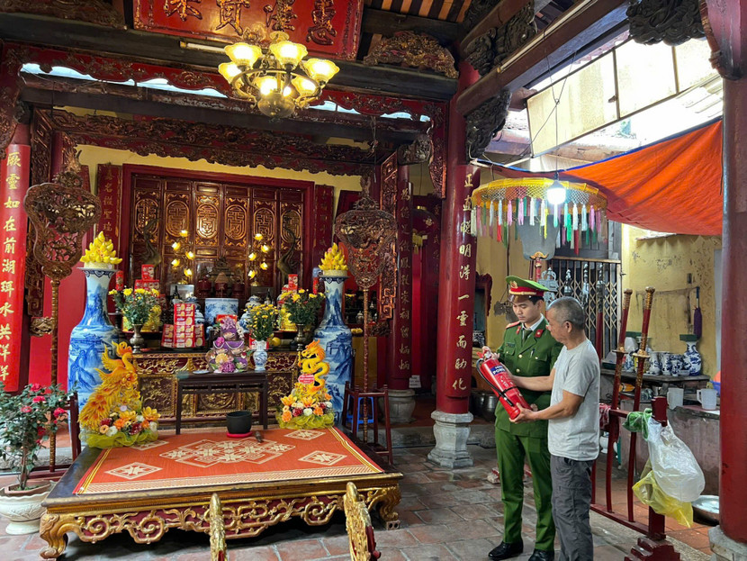 CAQ Hoàn Kiếm tuyên truyền nâng cao ý thức an toàn cháy, nổ nơi thờ tự CAQ Hoàn Kiếm tuyên truyền nâng cao ý thức an toàn cháy, nổ nơi thờ tự