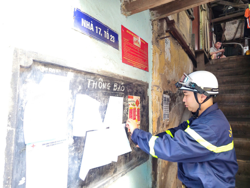 Cảnh sát PCCC và CNCH dán tờ rơi tuyên truyền, khuyến cáo an toàn cháy, nổ tại khu dân cư Cảnh sát PCCC và CNCH dán tờ rơi tuyên truyền, khuyến cáo an toàn cháy, nổ tại khu dân cư