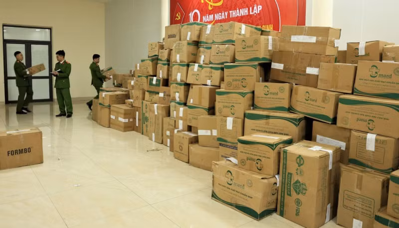 Cơ quan Công an khám xét, thu giữ hơn 400 thùng bìa carton chứa các loại thực phẩm chức năng, mỹ phẩm