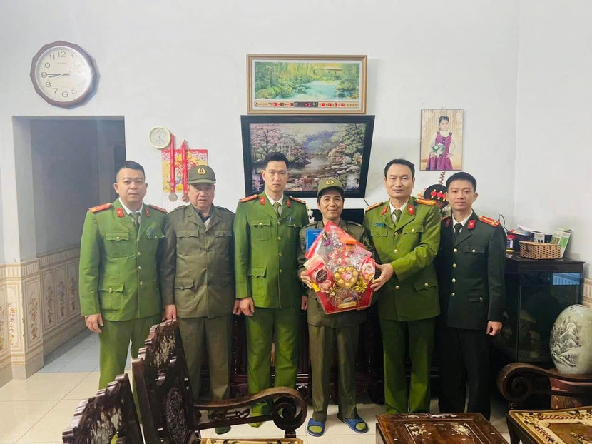 Thượng tá Lê Hồng Hải - Phó Bí thư Đảng ủy, Phó trưởng Công an quận Tây Hồ tặng quà lực lượng bảo vệ ANTT ở cơ sở Thượng tá Lê Hồng Hải - Phó Bí thư Đảng ủy, Phó trưởng Công an quận Tây Hồ tặng quà lực lượng bảo vệ ANTT ở cơ sở