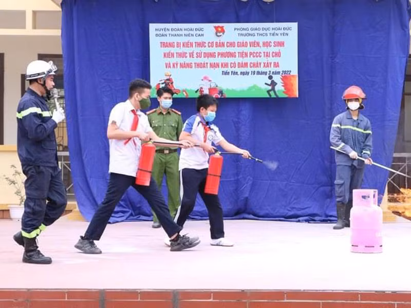 Lực lượng Cảnh sát PCCC và CNCH trang bị kiến thức phòng cháy, kỹ năng sử dụng bình chữa cháy dập tắt đám cháy cho học sinh