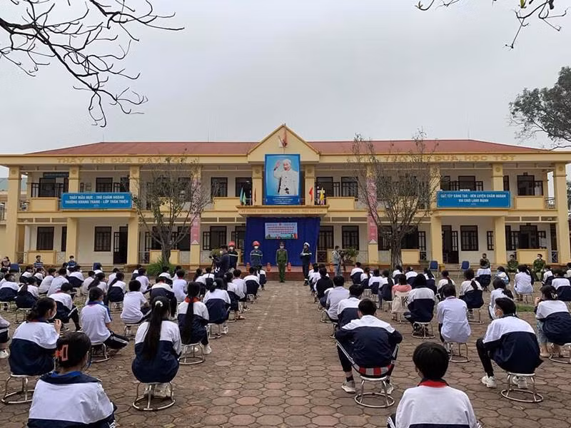 Cảnh sát PCCC phổ biến kiến thức, kỹ năng phòng cháy, chữa cháy cho học sinh Trường THCS xã Tiền Yên