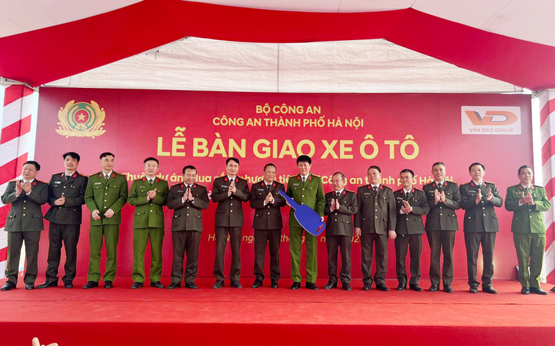 Đại tá Phạm Thanh Hùng, Phó Giám đốc CATP Hà Nội trao chìa khóa tượng trưng cho đại diện đơn vị được tiếp nhận phương tiện