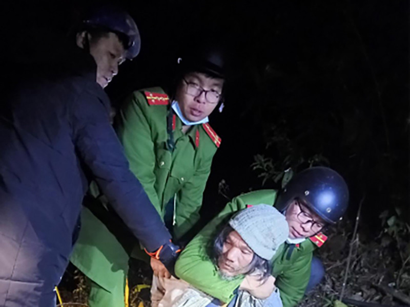 Công an đã khống chế được đối tượng Sứ đang lẩn trốn trong rừng