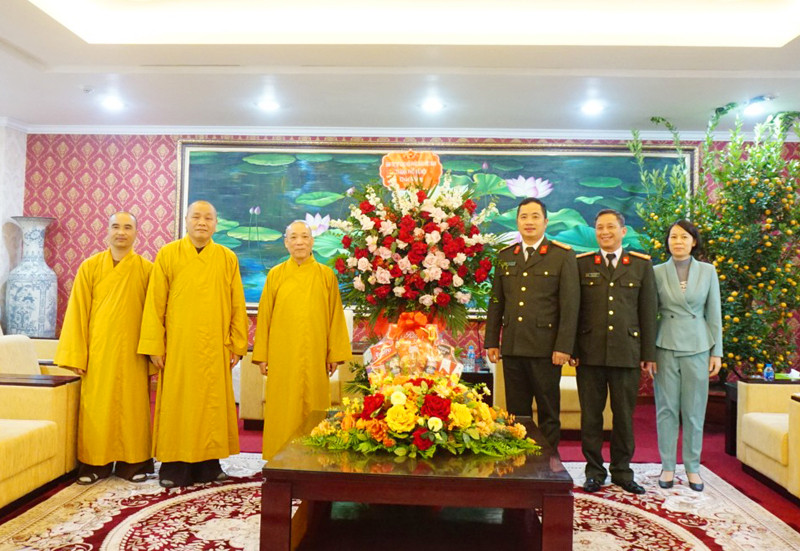 Đại tá Nguyễn Thành Long, Phó Giám đốc CATP Hà Nội thay mặt Ban Giám đốc CATP trân trọng cảm ơn Hoà thượng Thích Bảo Nghiêm, Trưởng ban Trị sự Giáo hội Phật giáo Việt Nam thành phố Hà Nội và các tăng ni phật tử đã đến chúc mừng năm mới Công an thành phố Đại tá Nguyễn Thành Long, Phó Giám đốc CATP Hà Nội thay mặt Ban Giám đốc CATP trân trọng cảm ơn Hoà thượng Thích Bảo Nghiêm, Trưởng ban Trị sự Giáo hội Phật giáo Việt Nam thành phố Hà Nội và các tăng ni phật tử đã đến chúc mừng năm mới Công an thành phố
