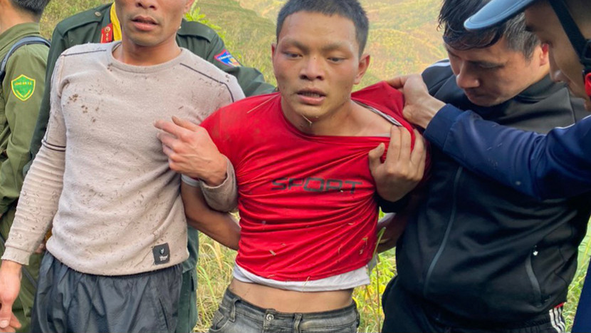 Lực lượng chức năng bắt đối tượng Minh (đối tượng mặc áo đỏ)