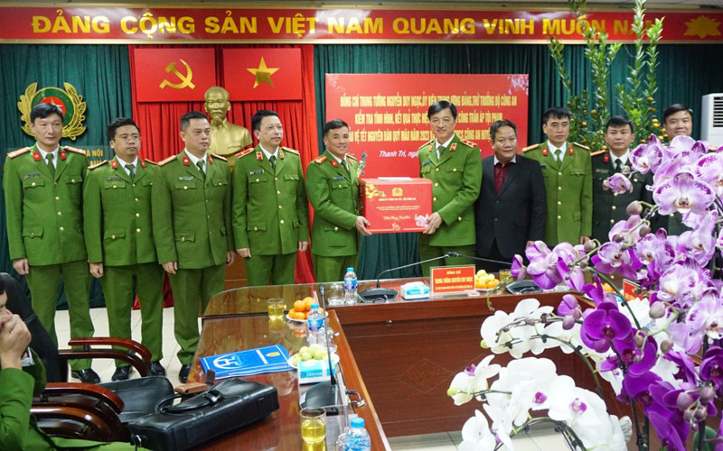 Trung tướng Nguyễn Duy Ngọc, Ủy viên Trung ương Đảng, Thứ trưởng Bộ Công an tặng quà chúc mừng năm mới Ban chỉ huy CAH Thanh Trì Trung tướng Nguyễn Duy Ngọc, Ủy viên Trung ương Đảng, Thứ trưởng Bộ Công an tặng quà chúc mừng năm mới Ban chỉ huy CAH Thanh Trì
