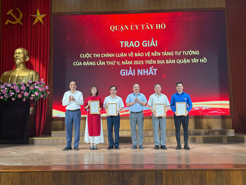 Lãnh đạo quận Tây Hồ trao giải cho các tác giả đạt giải Nhất cuộc thi