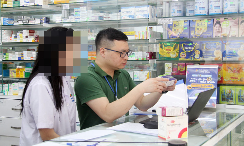 Đoàn kiểm tra Sở Y tế tỉnh Bắc Giang kiểm tra một cơ sở kinh doanh dược tại thành phố Bắc Giang