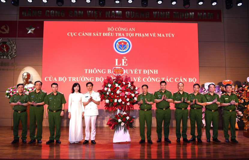 Đảng ủy và lãnh đạo Cục Cảnh sát điều tra tội phạm về ma túy tặng hoa chúc mừng Đại tá Ngô Thanh Bình, Cục trưởng