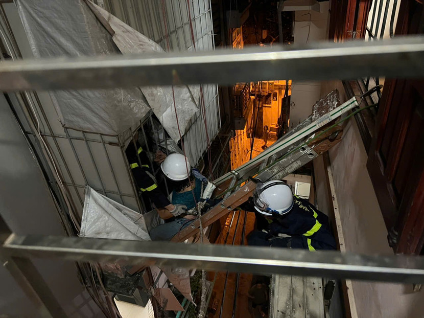 Cảnh sát PCCC&CNCH tiếp cận đưa nạn nhân ra khỏi nơi nguy hiểm Cảnh sát PCCC&CNCH tiếp cận đưa nạn nhân ra khỏi nơi nguy hiểm