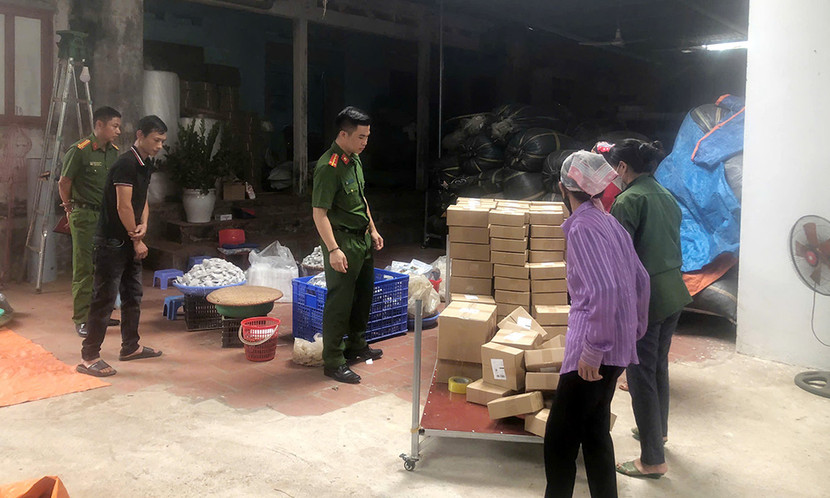 Lực lượng chức năng kiểm tra cơ sở sản xuất của hộ kinh doanh Hoàng Văn T